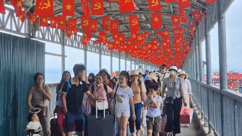 Dọc theo cầu tàu nối từ bến cảng vào đảo là rực rỡ cờ hoa chào đón du khách. Dọc theo cầu tàu nối từ bến cảng vào đảo là rực rỡ cờ hoa chào đón du khách.