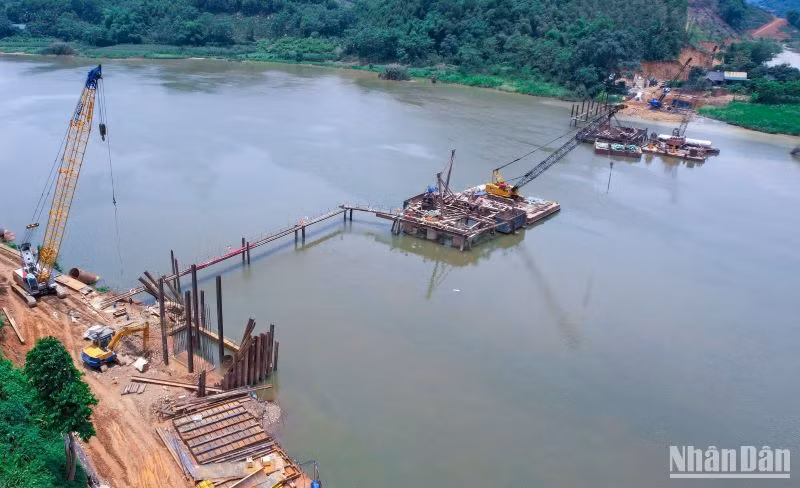Tại công trình cầu Hàm Yên, đến nay 2 trụ cầu đã vượt khỏi mặt nước.