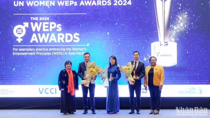 Vietnam Airlines cùng các đơn vị nhận giải thưởng tại Lễ trao giải Thực hiện Nguyên tắc Trao quyền cho Phụ nữ.