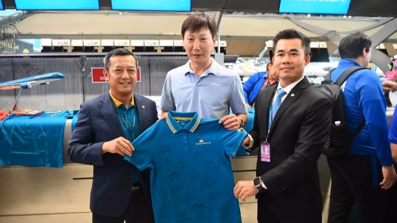 Đại diện Vietnam Airlines cũng thay mặt Hãng nhận chiếc áo kỷ niệm với chữ ký từ các cầu thủ đội tuyển Việt Nam. Đại diện Vietnam Airlines cũng thay mặt Hãng nhận chiếc áo kỷ niệm với chữ ký từ các cầu thủ đội tuyển Việt Nam.