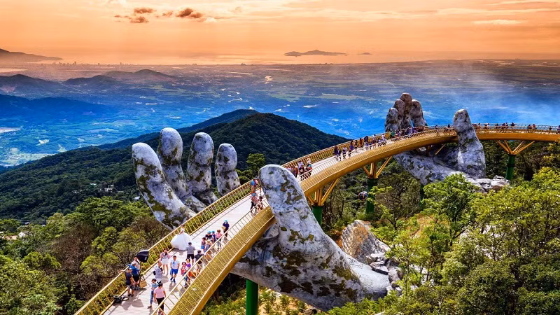 Cầu Vàng (Bà Nà), một điểm du lịch đẹp của Đà Nẵng.