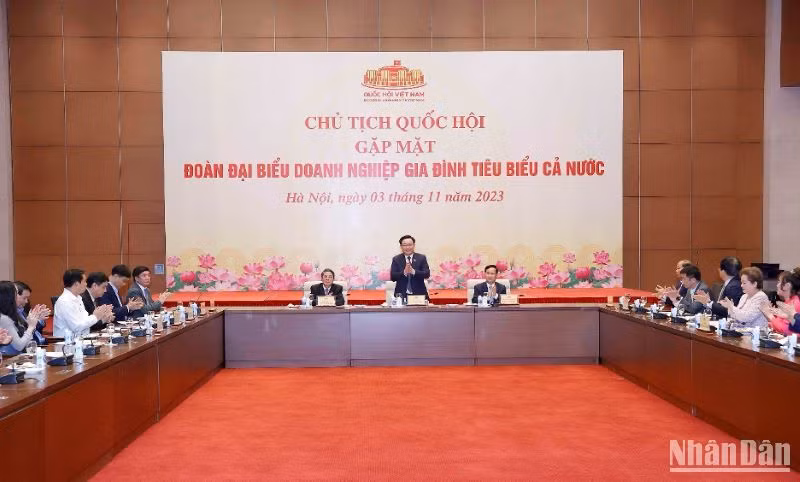 Lãnh đạo Quốc hội gặp gỡ đoàn đại biểu doanh nghiệp gia đình tiêu biểu.