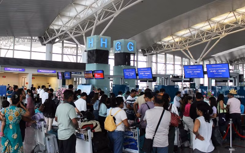 Hành khách làm thủ tục tại quầy checkin sân bay Nội Bài. Hành khách làm thủ tục tại quầy checkin sân bay Nội Bài.