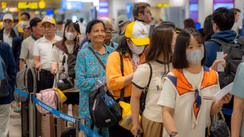 Hành khách xếp hàng chuẩn bị cho hành trình bay an toàn và thuận lợi.