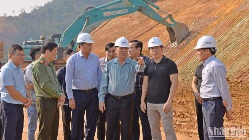Bộ trưởng Giao thông vận tải Trần Hồng Minh kiểm tra tiến độ dự án giao thông.