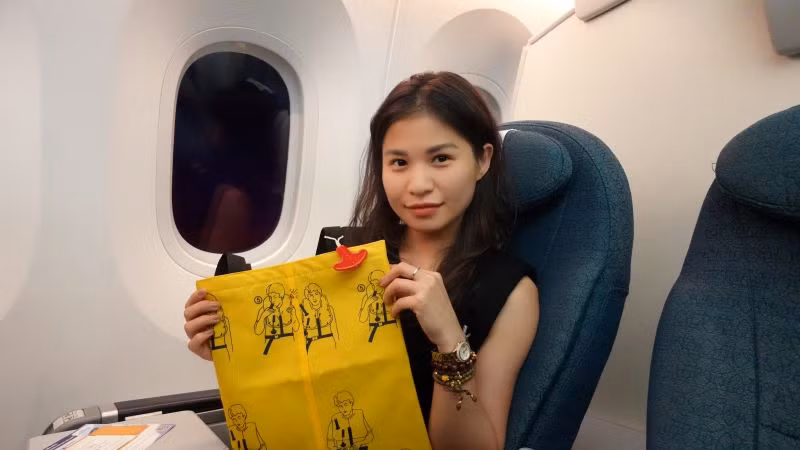 Vietnam Airlines hợp tác cùng doanh nghiệp xã hội Limloop tái chế hàng trăm chiếc áo phao không đủ tiêu chuẩn an toàn thành những sản phẩm túi xách mang tính ứng dụng cao dành tặng hành khách.