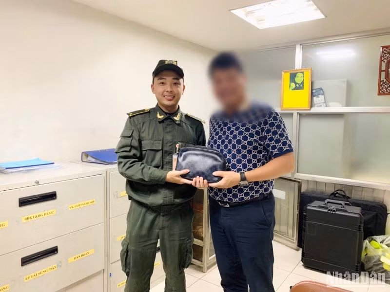 Lực lượng an ninh hàng không Nội Bài bàn giao chiếc ví bỏ quên cho anh T.
