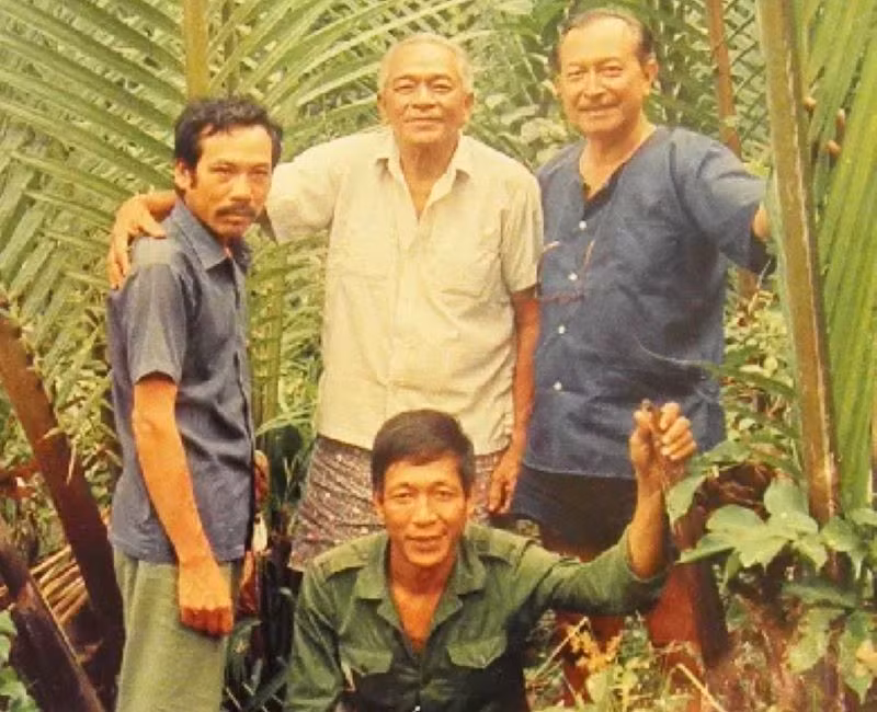 Đồng chí Trần Phương Thế (tự Tám Thậm), bí số NKA1 (ngoài cùng bên trái) cùng Mai Văn Hạnh (ngoài cùng bên phải) và đồng bọn tại căn cứ giả ở Cà Mau.
