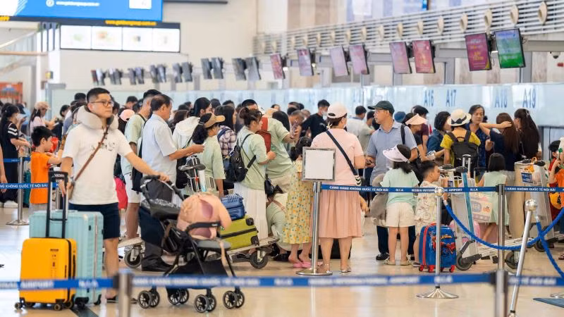Hành khách làm thủ tục an ninh tại sân bay Nội Bài.