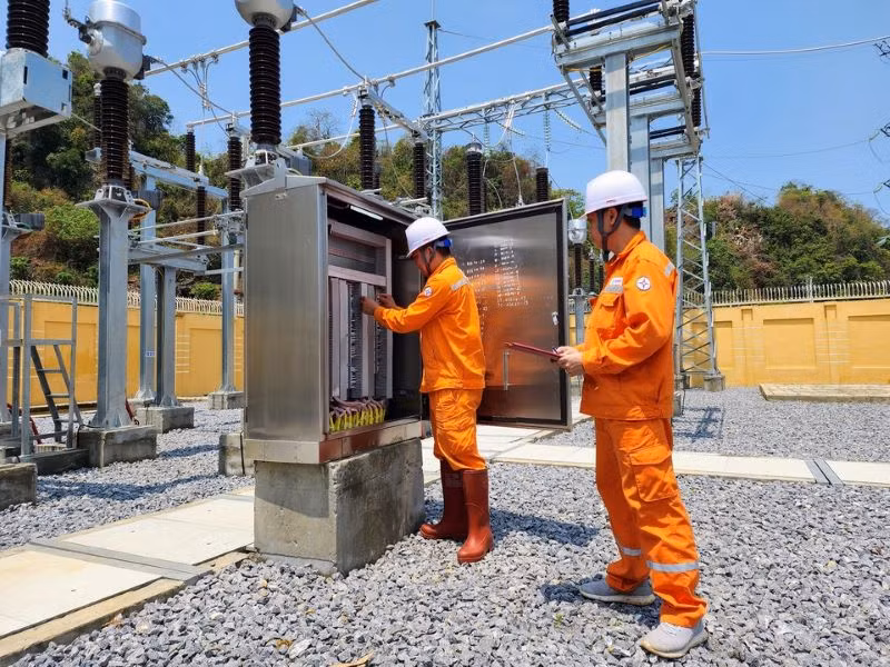 Kiểm tra vận hành lưới điện. (ẢNH: EVN)