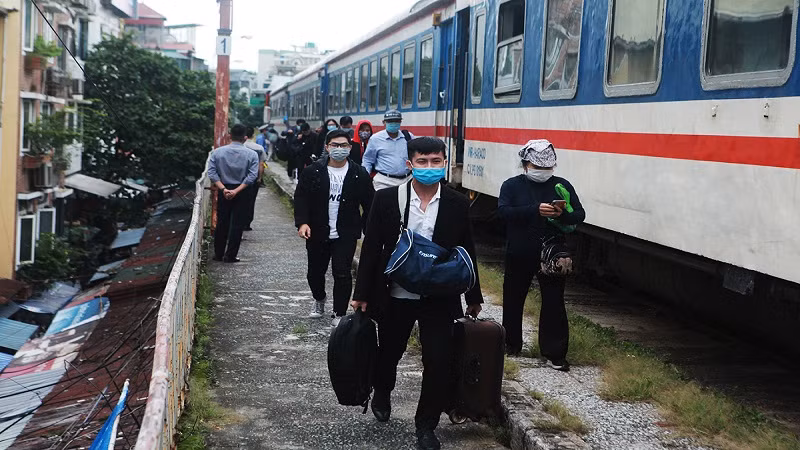 Hành khách lên tàu. Hành khách lên tàu.