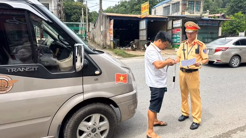 Việc áp dụng mức xử phạt cao trong Nghị định 168 đã tác động mạnh mẽ đến ý thức chấp hành pháp luật giao thông của người dân. Việc áp dụng mức xử phạt cao trong Nghị định 168 đã tác động mạnh mẽ đến ý thức chấp hành pháp luật giao thông của người dân.