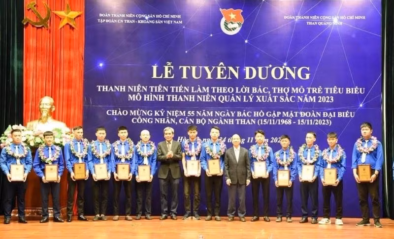 Lãnh đạo Tập đoàn TKV tuyên dương thanh niên tiên tiến, thợ mỏ trẻ tiêu biểu và mô hình thanh niên quản lý xuất sắc năm 2023.