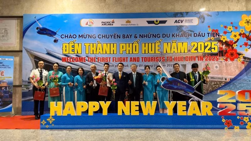 Những chuyến bay đầu năm không chỉ đơn thuần là hành trình di chuyển, mà còn là biểu tượng của khởi đầu mới, mang đến niềm vui, sự kỳ vọng và những lời chúc tốt đẹp nhất cho hành khách. Những chuyến bay đầu năm không chỉ đơn thuần là hành trình di chuyển, mà còn là biểu tượng của khởi đầu mới, mang đến niềm vui, sự kỳ vọng và những lời chúc tốt đẹp nhất cho hành khách.