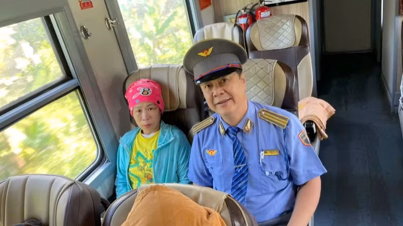 Trưởng tàu Trần Văn Trí động viên chị Ng. trên tàu.