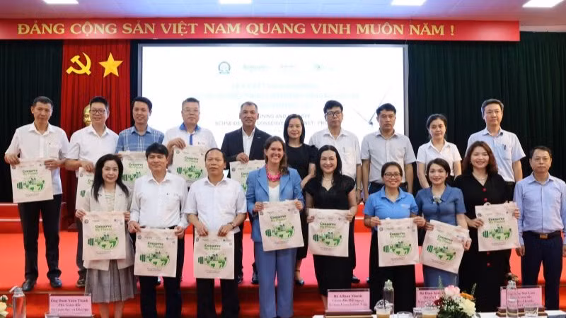 Sáng kiến này hướng tới mục tiêu trang bị kiến thức và kỹ năng thiết yếu nhằm đào tạo thế hệ lãnh đạo trẻ dẫn đầu quá trình chuyển đổi xanh và đóng góp vào một tương lai bền vững. Sáng kiến này hướng tới mục tiêu trang bị kiến thức và kỹ năng thiết yếu nhằm đào tạo thế hệ lãnh đạo trẻ dẫn đầu quá trình chuyển đổi xanh và đóng góp vào một tương lai bền vững.