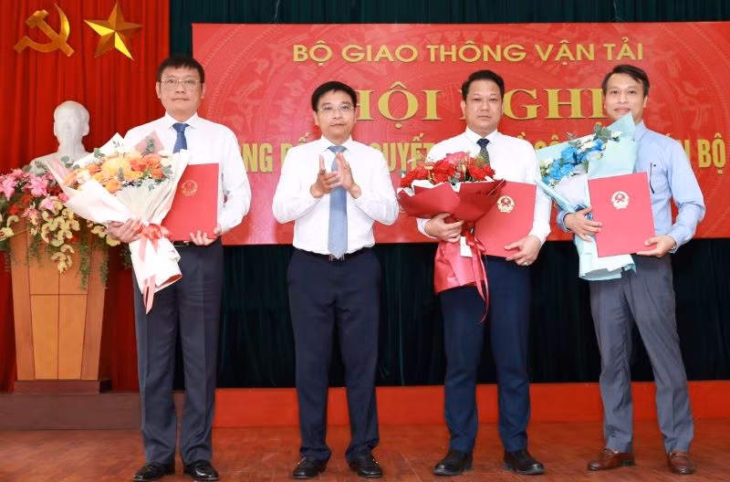 Bộ trưởng Giao thông vận tải Nguyễn Văn Thắng chúc mừng các cán bộ được bổ nhiệm. Bộ trưởng Giao thông vận tải Nguyễn Văn Thắng chúc mừng các cán bộ được bổ nhiệm.