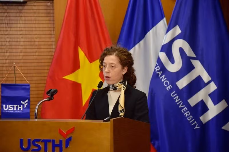 Bà Alessandra Erre, Giám đốc Hợp tác quốc tế của Airbus phát biểu. Bà Alessandra Erre, Giám đốc Hợp tác quốc tế của Airbus phát biểu.