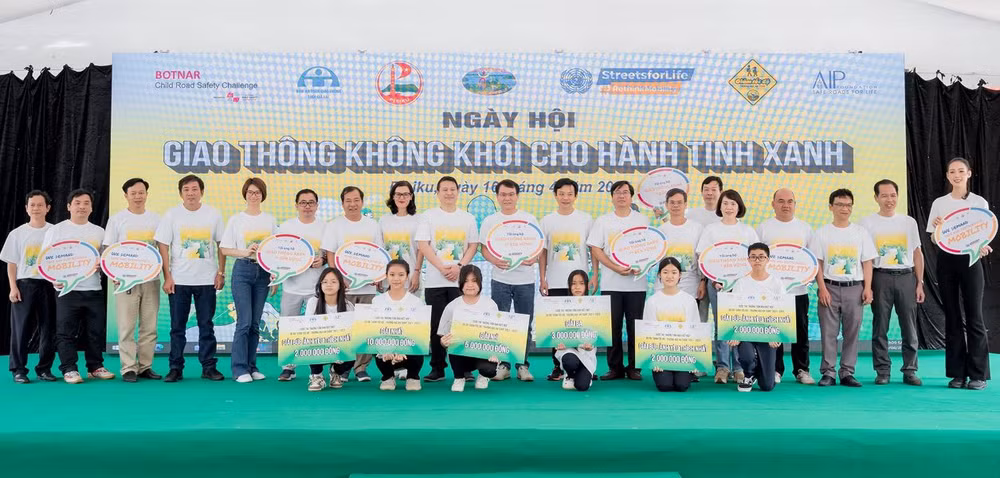 Đại biểu và Hoa hậu Liên lục địa 2022 Lê Nguyễn Bảo Ngọc trao tặng giải thưởng cuộc thi Những tấm ảnh biết nói cho các học sinh.