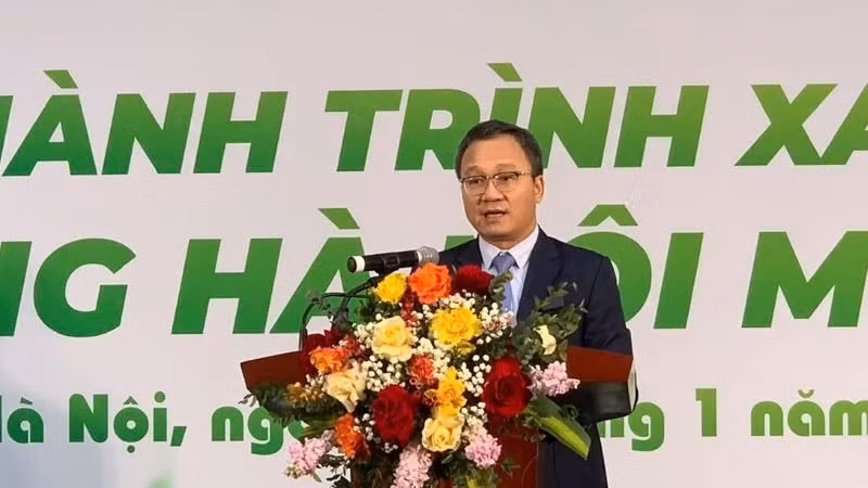 Chủ tịch Hội đồng thành viên-Tổng Giám đốc Công ty Trách nhiệm hữu hạn Một thành viên Đường sắt Hà Nội (Hanoi Metro) Khuất Việt Hùng phát động đợt cao điểm vận tải Tết. Chủ tịch Hội đồng thành viên-Tổng Giám đốc Công ty Trách nhiệm hữu hạn Một thành viên Đường sắt Hà Nội (Hanoi Metro) Khuất Việt Hùng phát động đợt cao điểm vận tải Tết.