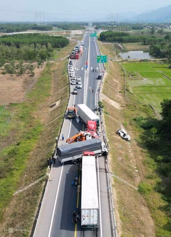 Toàn cảnh hiện trường xảy ra vụ tai nạn.