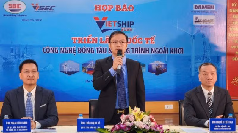 Ông Trần Mạnh Hà (đứng), Quyền Tổng Giám đốc SBIC, giới thiệu về Triển lãm Vietship 2025.