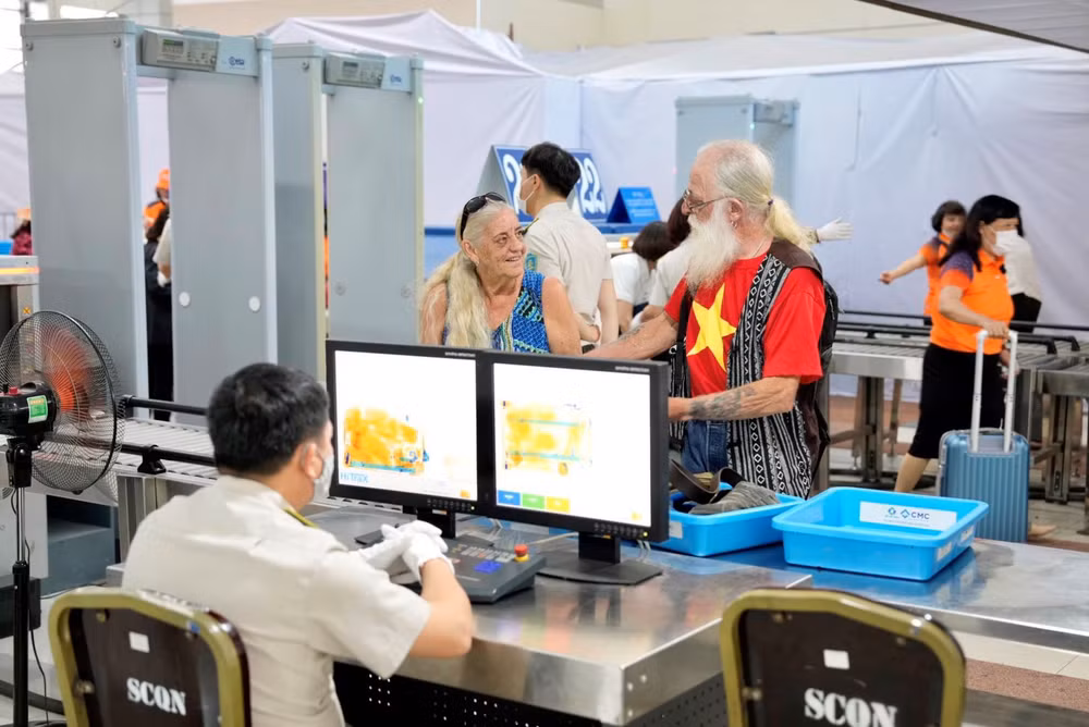Công tác soi chiếu tại Cảng Hàng không quốc tế Nội Bài. Công tác soi chiếu tại Cảng Hàng không quốc tế Nội Bài.