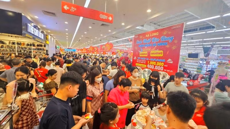 Không khí mua sắm nhộn nhịp chuẩn bị cho Đại lễ đang diễn ra tại siêu thị GO! Hạ Long. Không khí mua sắm nhộn nhịp chuẩn bị cho Đại lễ đang diễn ra tại siêu thị GO! Hạ Long.