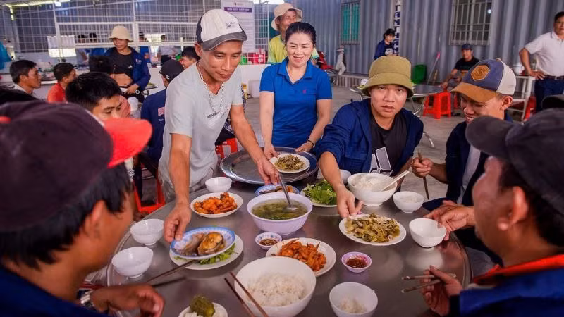 Bằng đôi tay khéo léo và lòng nhiệt thành từ trái tim đối với công việc, các “anh nuôi, chị nuôi” đã gửi gắm tình cảm của mình qua những bữa ăn đầy đủ dinh dưỡng mỗi ngày. Bằng đôi tay khéo léo và lòng nhiệt thành từ trái tim đối với công việc, các “anh nuôi, chị nuôi” đã gửi gắm tình cảm của mình qua những bữa ăn đầy đủ dinh dưỡng mỗi ngày.