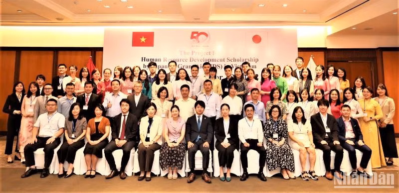 Các học viên JDS khóa 23 chụp ảnh lưu niệm cùng các đại biểu/khách mời tại buổi lễ