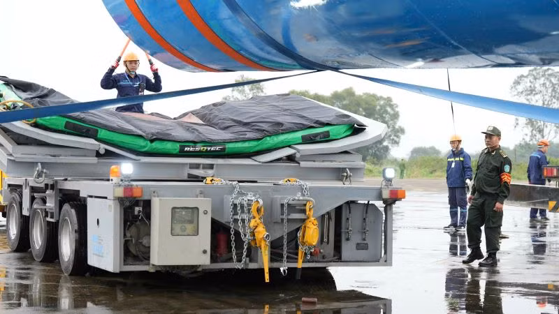 Tổ chức di dời tàu bay mất khả năng di chuyển bằng bộ thiết bị cứu hộ. Tổ chức di dời tàu bay mất khả năng di chuyển bằng bộ thiết bị cứu hộ.