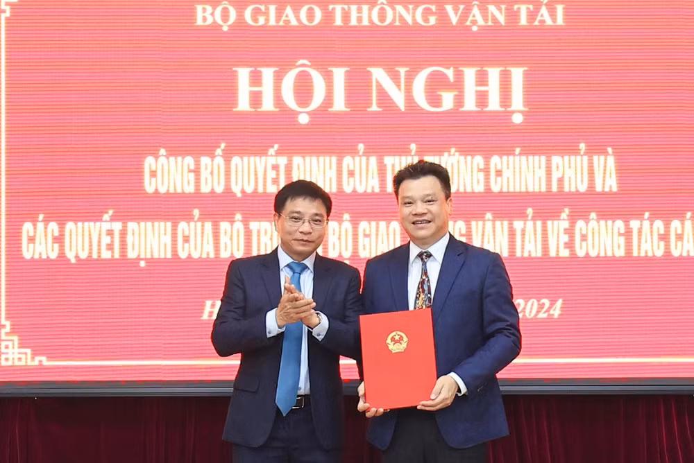 Bộ trưởng Giao thông vận tải, Phó Chủ tịch thường trực Ủy ban An toàn giao thông Quốc gia Nguyễn Văn Thắng trao Quyết định của Thủ tướng Chính phủ điều động, bổ nhiệm ông Lê Kim Thành, Cục trưởng Đường cao tốc Việt Nam giữ chức Phó Chủ tịch chuyên trách Ủy ban An toàn giao thông Quốc gia. Bộ trưởng Giao thông vận tải, Phó Chủ tịch thường trực Ủy ban An toàn giao thông Quốc gia Nguyễn Văn Thắng trao Quyết định của Thủ tướng Chính phủ điều động, bổ nhiệm ông Lê Kim Thành, Cục trưởng Đường cao tốc Việt Nam giữ chức Phó Chủ tịch chuyên trách Ủy ban An toàn giao thông Quốc gia.