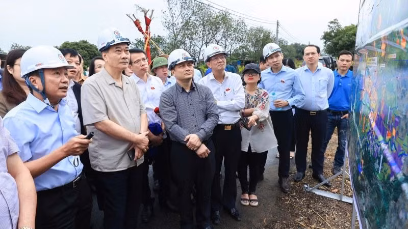 Đoàn công tác Ủy ban Kinh tế của Quốc hội khảo sát hướng tuyến dự án đường sắt tốc độ cao. Đoàn công tác Ủy ban Kinh tế của Quốc hội khảo sát hướng tuyến dự án đường sắt tốc độ cao.