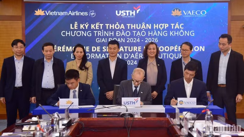 Lãnh đạo Vietnam Airlines, VAECO và USTH ký thỏa thuận hợp tác.