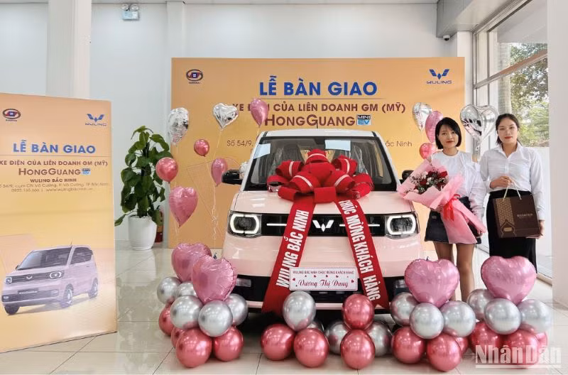 Công ty cổ phần ô tô TMT (TMT Motors) chính thức bàn giao xe điện của liên doanh GM (Mỹ) - HongGuang MiniEV đến những khách hàng tiên phong đặt cọc mua xe.