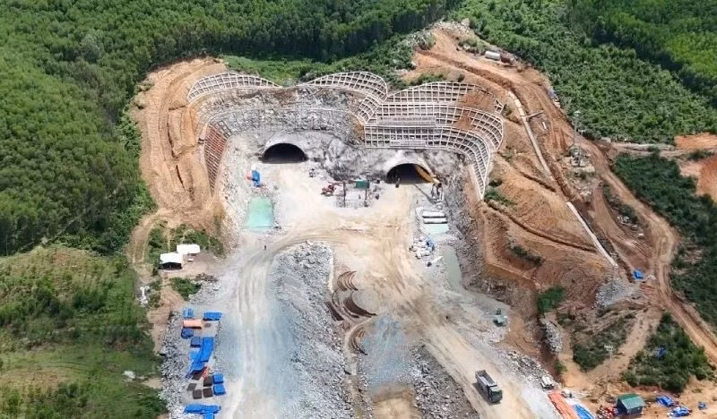 Thi công công trình hầm xuyên núi.