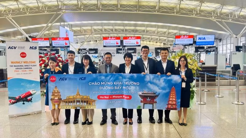 Bà Nguyễn Thị Kim Ngân, Phó Giám đốc Cảng Hàng không quốc tế Nội Bài (thứ 4 từ phải sang) tặng hoa và chúc mừng AirAsia Cambodia nhân dịp khai trương.