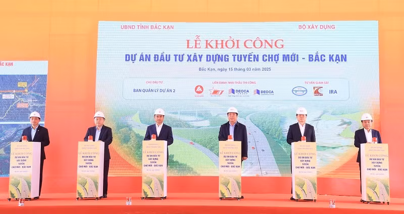 Các đại biểu nhấn nút khởi công dự án đường cao tốc Chợ Mới-Bắc Kạn. 