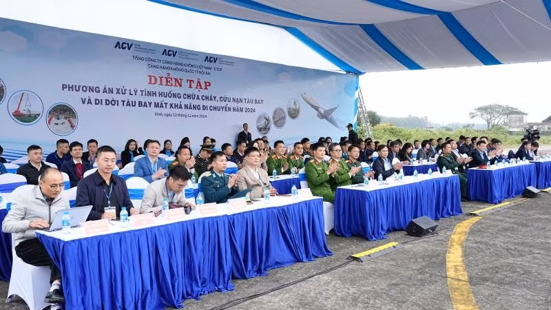 Các đại biểu tham dự, chỉ đạo diễn tập. Các đại biểu tham dự, chỉ đạo diễn tập.