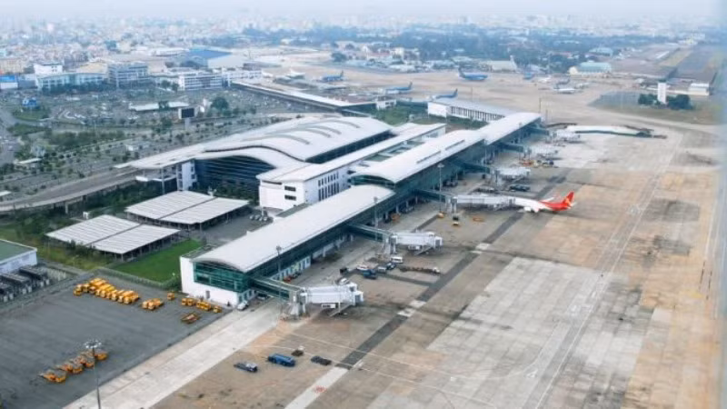 Sân bay Tân Sơn Nhất có hoạt động bay đông đúc nhất cả nước, bình quân hằng ngày có khoảng 750 chuyến bay cất, hạ cánh. Sân bay Tân Sơn Nhất có hoạt động bay đông đúc nhất cả nước, bình quân hằng ngày có khoảng 750 chuyến bay cất, hạ cánh.