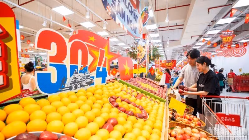 Người tiêu dùng mua sắm trong không khí Lễ 30/4 tại siêu thị.