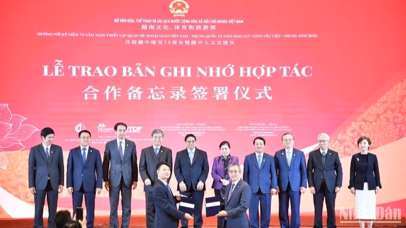 Vietnam Airlines trao biên bản ghi nhớ hợp tác song phương với công ty du lịch GuangZhou Yuanzhilv Technology.