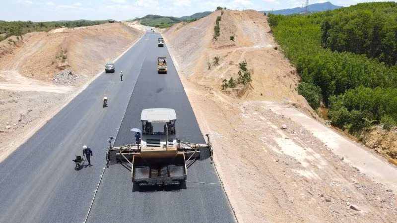 Thảm những mét bê-tông nhựa cuối cùng ở dự án đường cao tốc đoạn Bùng-Vạn Ninh thông xe, trước khi đưa vào khai thác tuyến chính dịp 30/4.