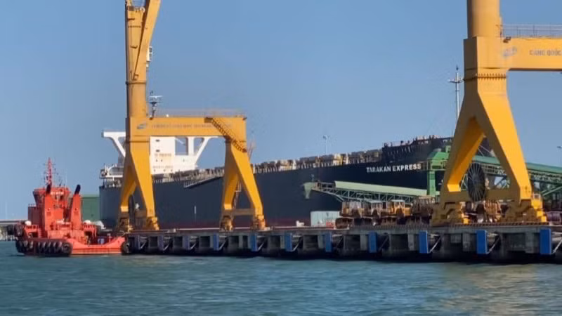 Khu bến Cảng Dung Quất quy mô 9 bến cảng (38 cầu cảng), tổng chiều dài 7.861m đạt sản lượng hàng hóa thông qua 38-38,8 triệu tấn.