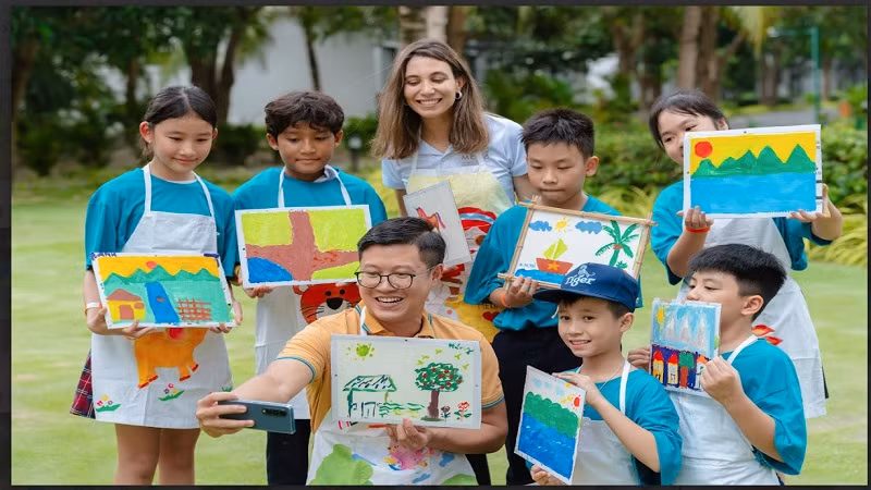 Các em nhỏ vẽ tranh trong workshop “Chia sẻ ước mơ của em”.