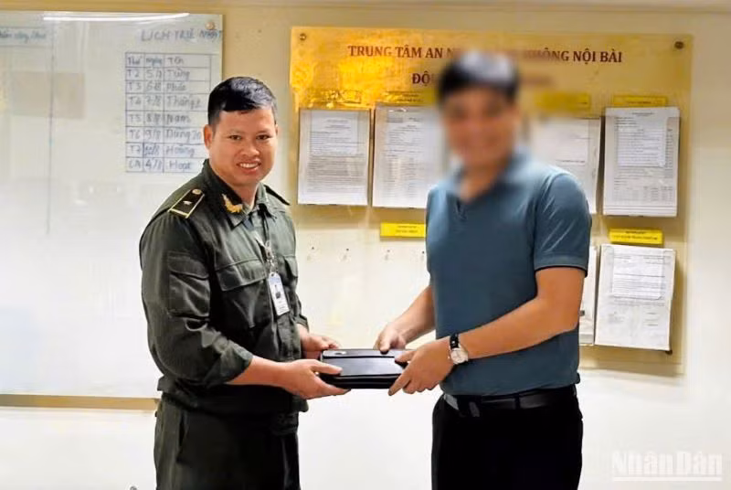 Đại diện Trung tâm An ninh cơ động trao trả lại chiếc ví bỏ quên chứa hơn 36 triệu đồng do anh Nguyễn Anh Tú phát hiện.