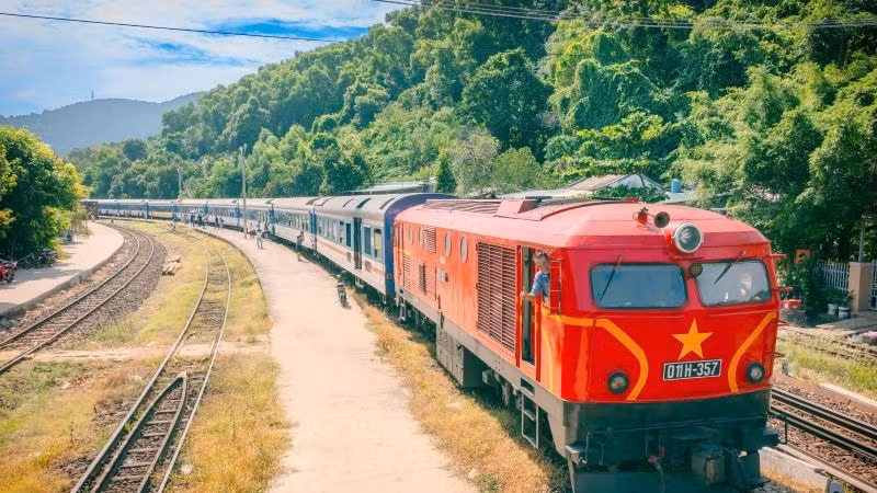 Vào tối ngày 29/4, tàu SE1 xuất phát từ ga Hà Nội và SE4 xuất phát từ ga Sài Gòn; lúc 12 giờ trưa ngày 30/4, cả hai đoàn tàu sẽ gặp nhau tại ga Đà Nẵng.