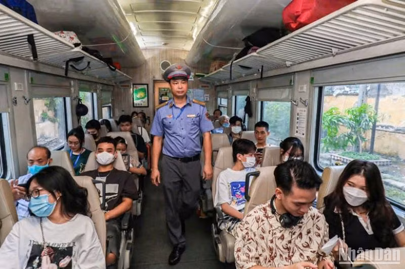 Dịp nghỉ lễ, ngành đường sắt đã bán gần 66 nghìn vé, chủ yếu từ Hà Nội và Thành phố Hồ Chí Minh đi các tỉnh.