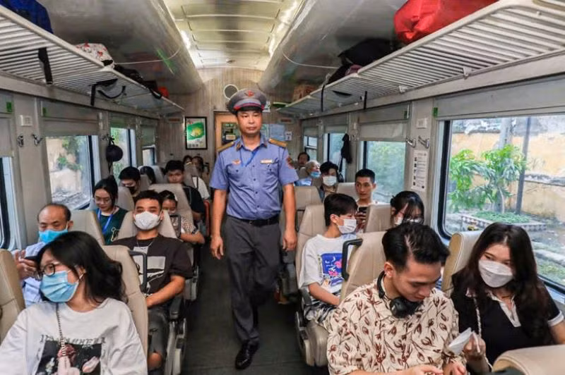 Đường sắt vẫn duy trì áp dụng chính sách giảm giá vé khứ hồi lượt về và giảm giá cho các đối tượng chính sách xã hội,... Đường sắt vẫn duy trì áp dụng chính sách giảm giá vé khứ hồi lượt về và giảm giá cho các đối tượng chính sách xã hội,...