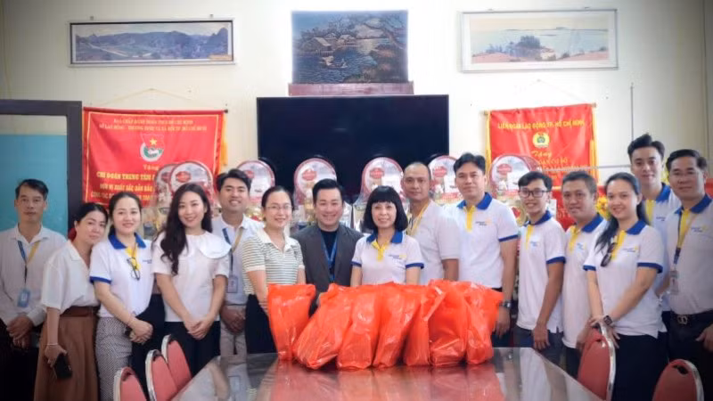 Vietravel Airlines tặng bánh chưng đến Trung tâm Dưỡng lão Thị Nghè. Vietravel Airlines tặng bánh chưng đến Trung tâm Dưỡng lão Thị Nghè.